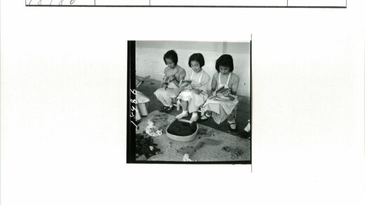 孩子们梳理羊毛的老照片.jpg
