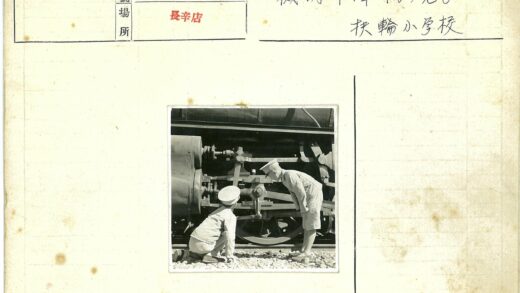 孩子们检查火车车轮机械部件.jpg