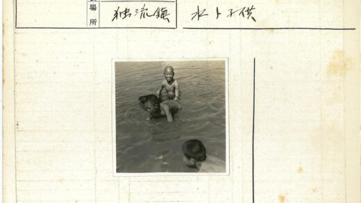 孩子们水中嬉戏欢乐时光.jpg