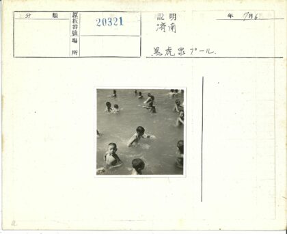 孩子们水中嬉戏游泳照.jpg