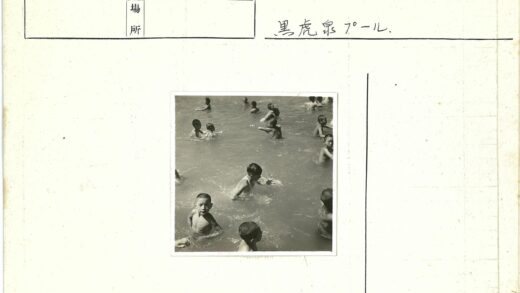 孩子们水中嬉戏游泳照.jpg