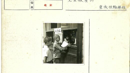 孩子们窗前互动男孩持纸.jpg