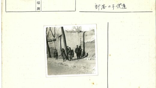 孩子们站在土路旁树墙边.jpg