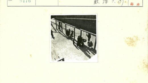 孩子们荡秋千高墙背景.jpg