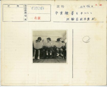 孩子们读报室内合影.jpg