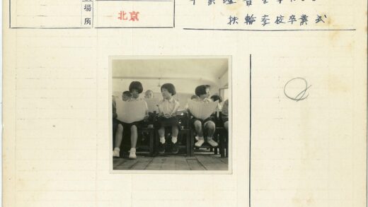 孩子们读报室内合影.jpg