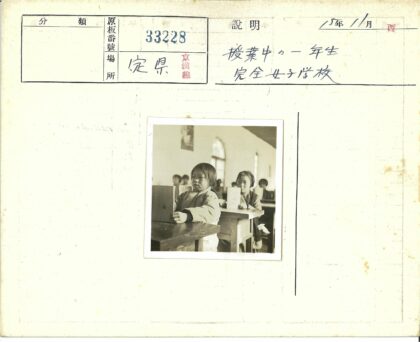 孩子们课桌前认真读书.jpg