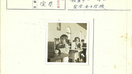 孩子们课桌前认真读书.jpg