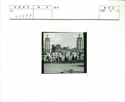 孩子们走向条纹柱的土路.jpg