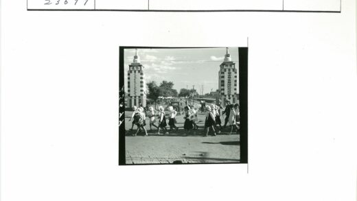 孩子们走向条纹柱的土路.jpg