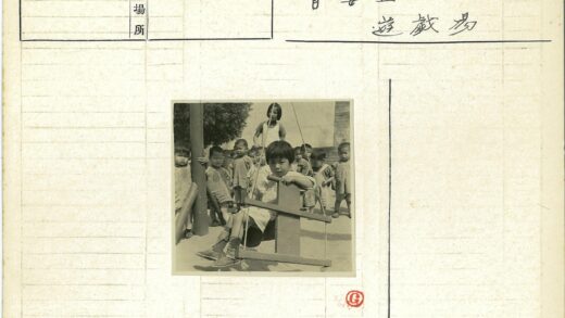 孩子在树荫下荡秋千.jpg