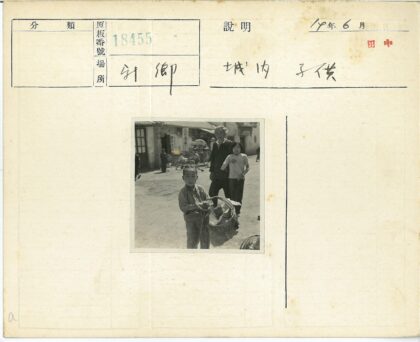 孩子提篮子与家人逛街.jpg