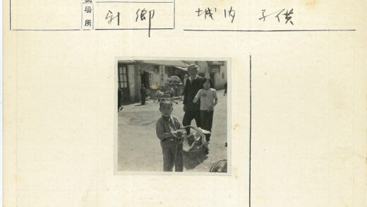 孩子提篮子与家人逛街.jpg