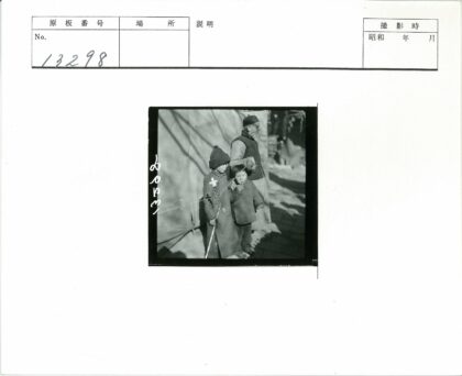 孩子放人物风筝户外合影.jpg