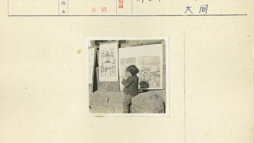孩子欣赏墙绘插图.jpg