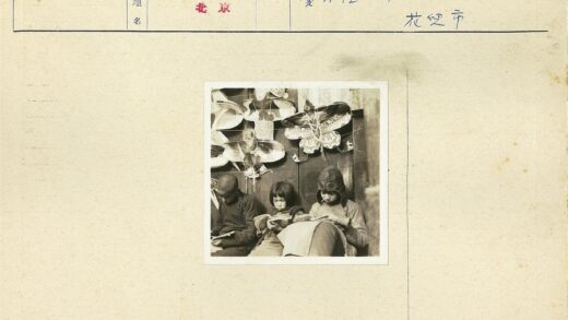 孩子读书与风筝墙背景.jpg