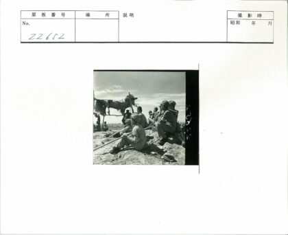 孩童与农人在田野劳作.jpg