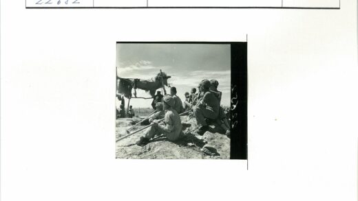 孩童与农人在田野劳作.jpg