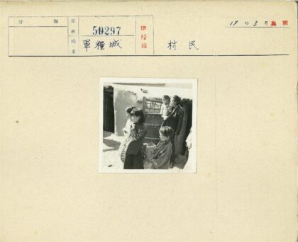 孩童与成人在石屋前合影.jpg