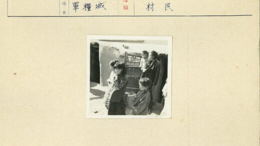 孩童与成人在石屋前合影.jpg