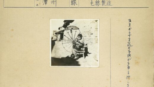 孩童与旧轮木椅户外景.jpg