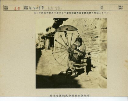 孩童与木轮的乡村时光.jpg