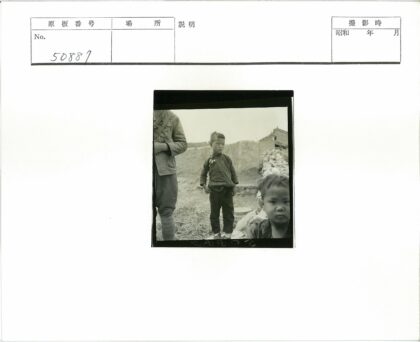 孩童与石墙土楼旁成人.jpg