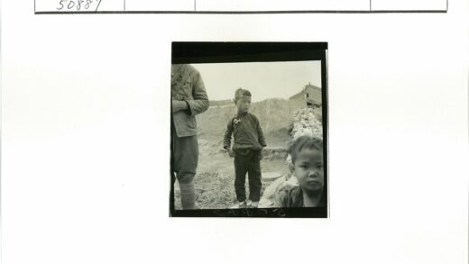 孩童与石墙土楼旁成人.jpg