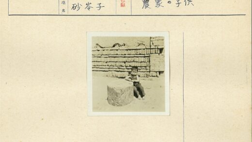 孩童与砖墙石柱合影.jpg