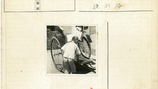 孩童与砖房前的人力车.jpg