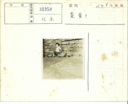 孩童与篮子的温馨时光.jpg