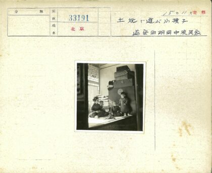 孩童与行李箱室内合影.jpg