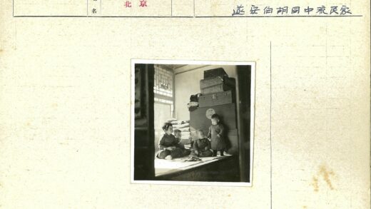 孩童与行李箱室内合影.jpg