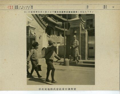 孩童与警卫在华丽建筑前.jpg