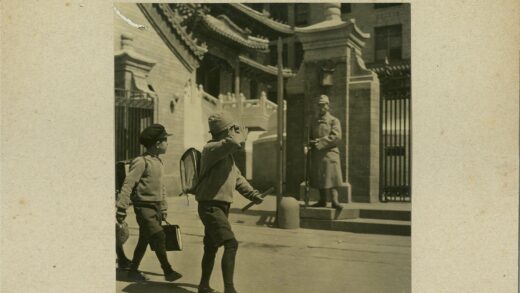孩童与警卫在华丽建筑前.jpg
