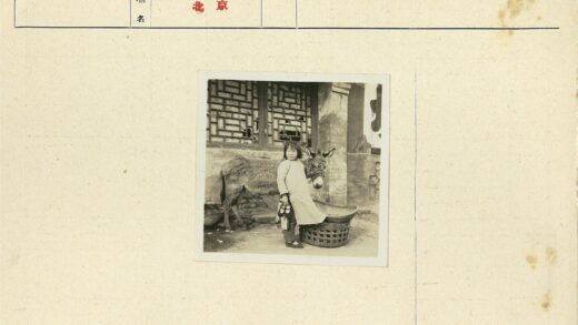 孩童与驴古窗旁.jpg
