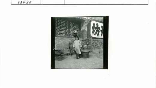 孩童与驴在建筑前.jpg