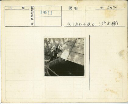 孩童井边饮水砖墙背景.jpg