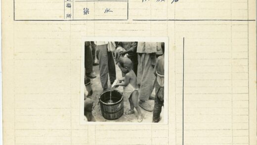 孩童倒水劳作场景.jpg