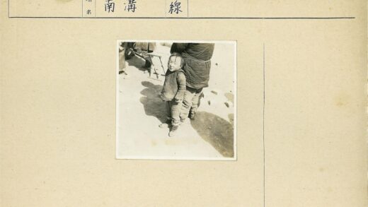孩童倚靠成人户外合影.jpg