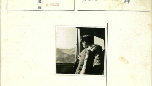 孩童凝望雪山毛皮大衣.jpg
