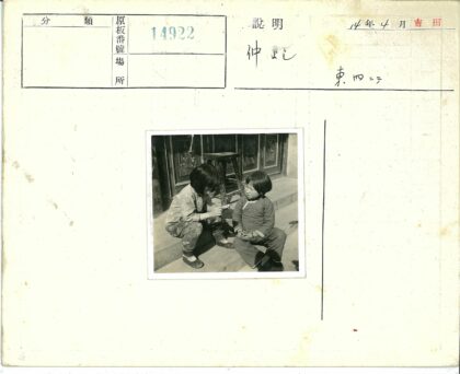 孩童台阶嬉戏木凳背景.jpg