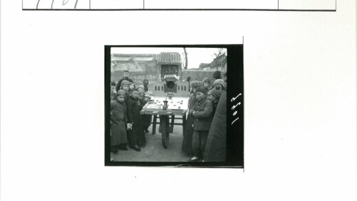 孩童围绕祭坛手推车合影.jpg
