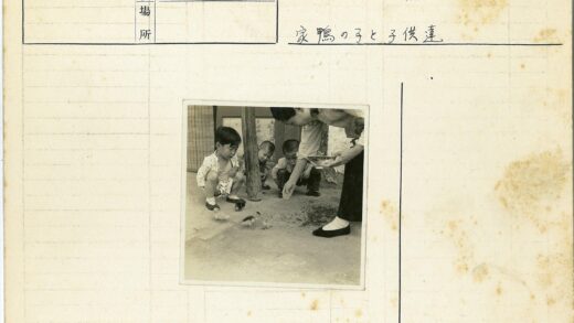 孩童围观妇人喂小鸡.jpg