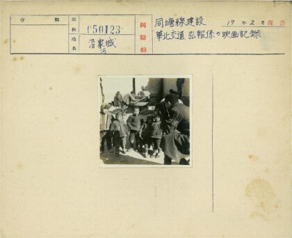 孩童围观石磨劳作瞬间.jpg