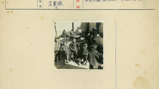 孩童围观石磨劳作瞬间.jpg