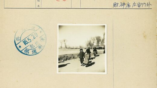 孩童土路嬉戏背影建筑晴空.jpg