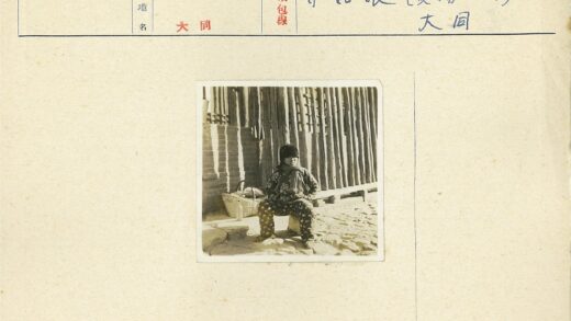 孩童坐石篱笆旁.jpg
