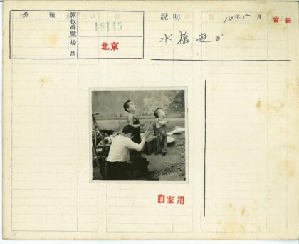孩童嬉戏木箱砖墙旁.jpg