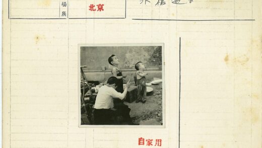 孩童嬉戏木箱砖墙旁.jpg
